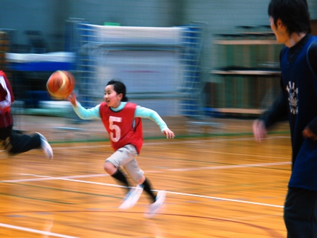 バスケットボールを楽しむ子供