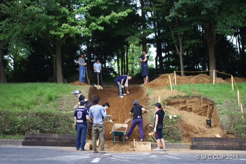 学生らが力を合わせて土を掘っていく。(21日撮影)