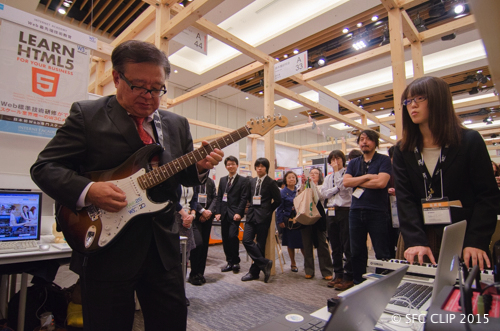 W3Cのブースで村井純学部長(左)がギターを演奏する場面も。