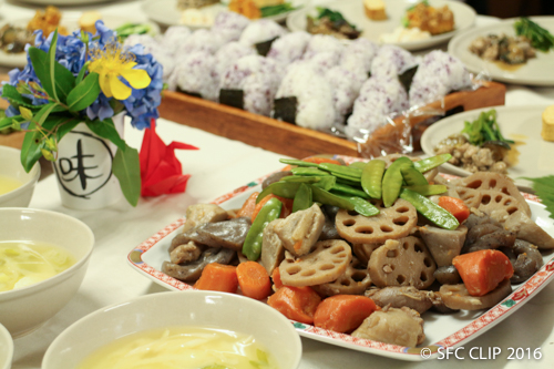 テーブルにおいしそうな和食が並ぶ。