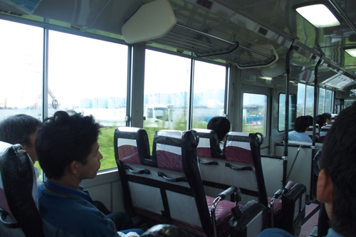 8月に行われた福島第一原発視察。構内を周るバス内にて(吉川さん提供)