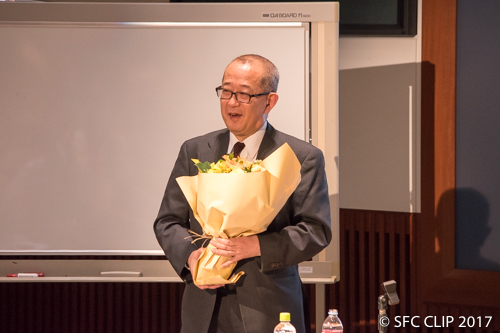 講演会の最後には花束が贈呈され、堀教授は和やかな雰囲気の中で送り出された