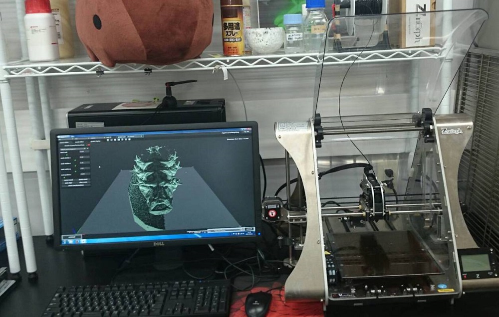 3Dデータと、それを印刷する3Dプリンター(画像提供: ガリポン特任助教)
