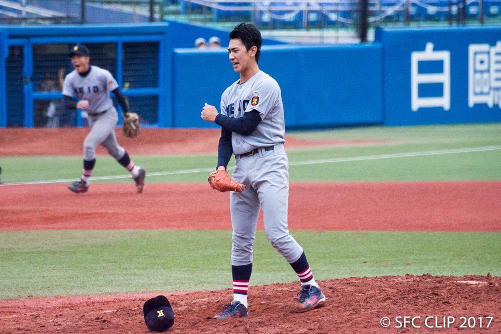 最後の打者を打ち取り勝利の雄叫びをあげる佐藤投手