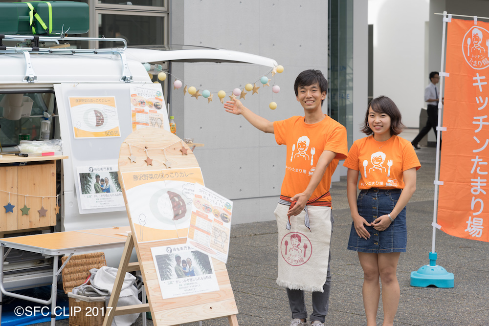 「キッチンたまり場」の柴田雅史さん(写真左)と坂本彩さん(右)