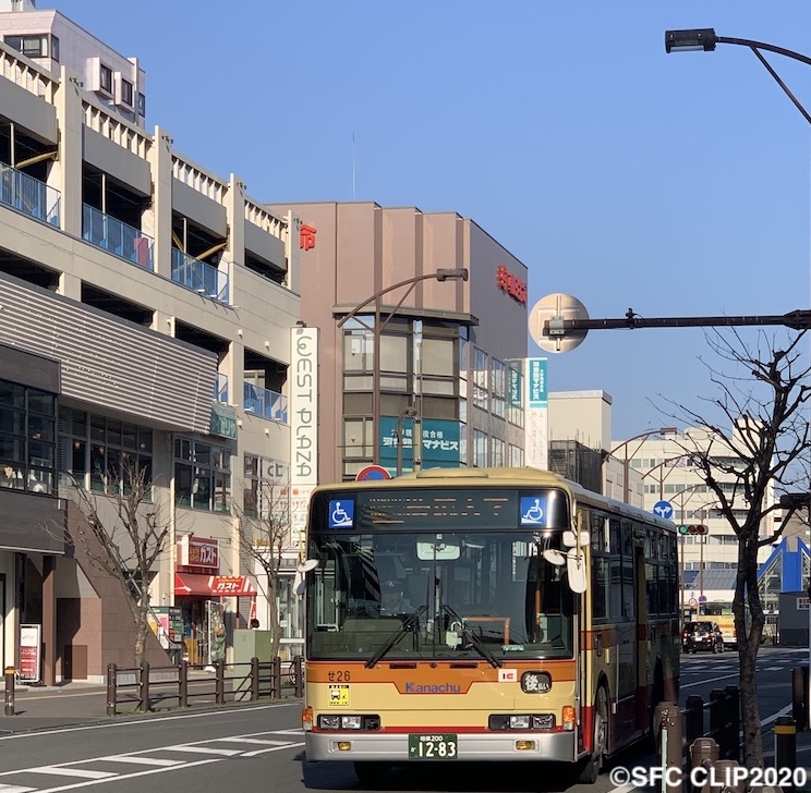 湘南台駅前を走るバス