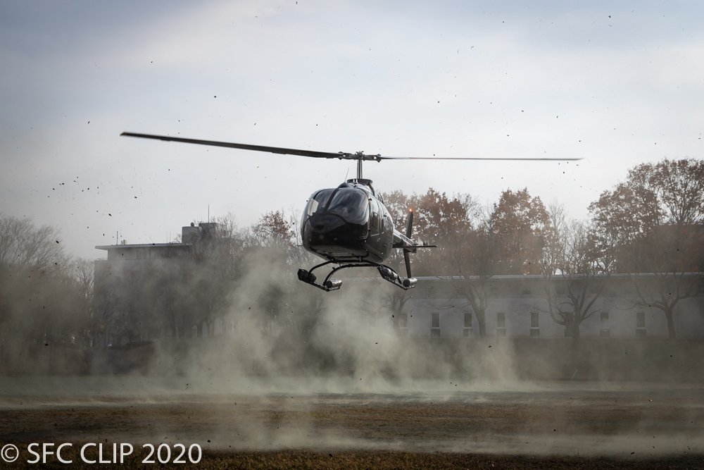 グラウンドに着陸するヘリコプター