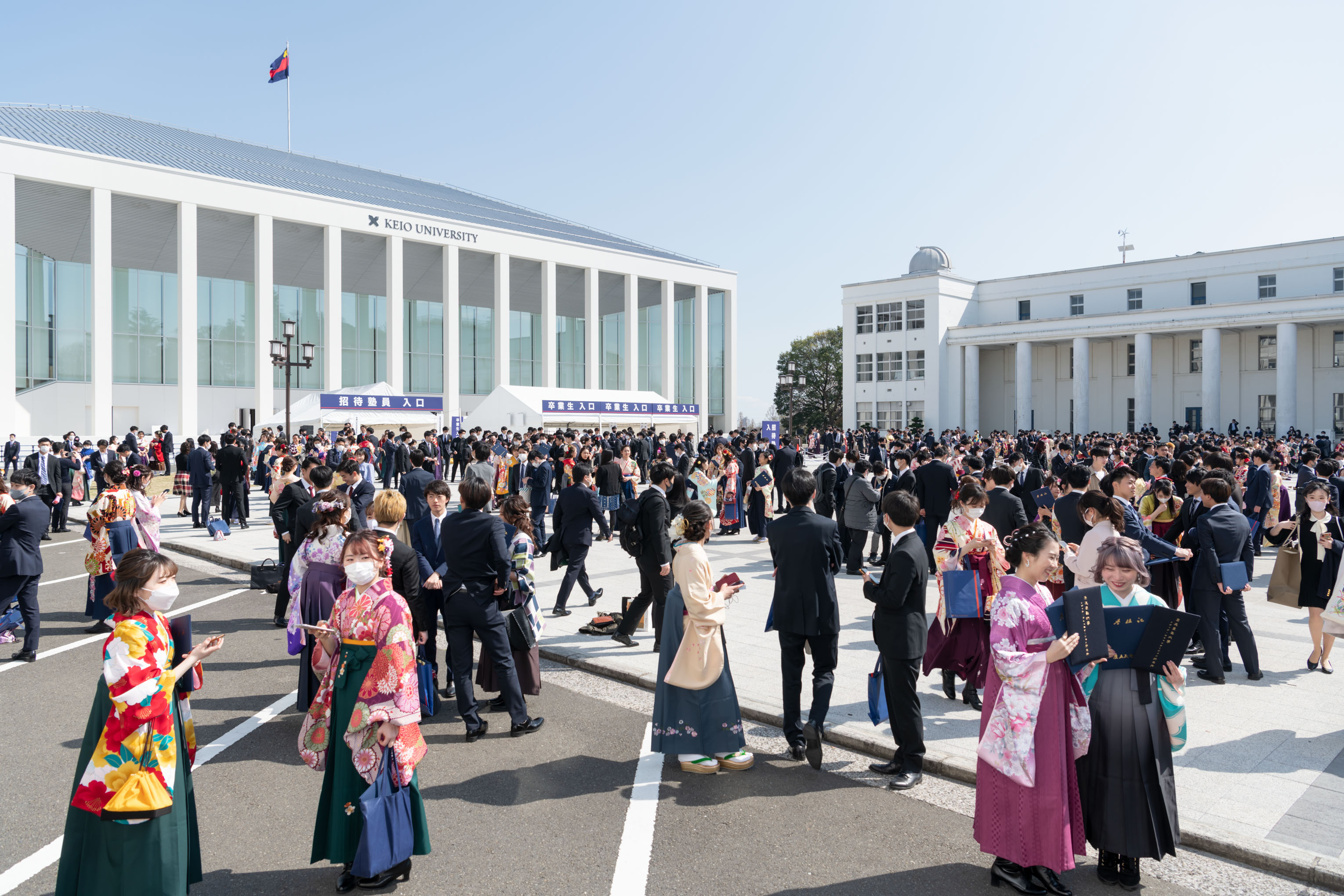 日吉記念館前に集う卒業生たち(慶應義塾広報室提供)