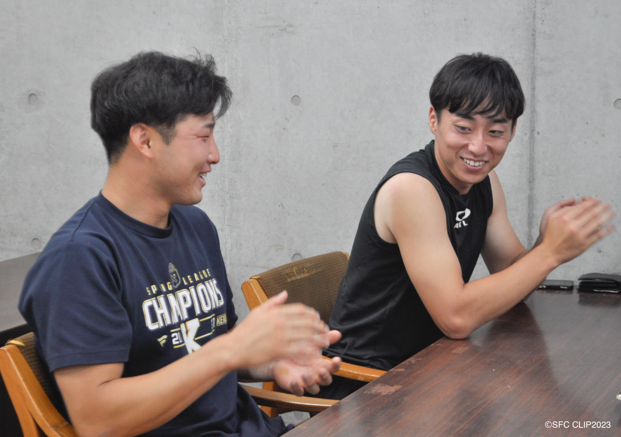 笑顔で対談してくれた小川選手(写真左)、森下選手(写真右)