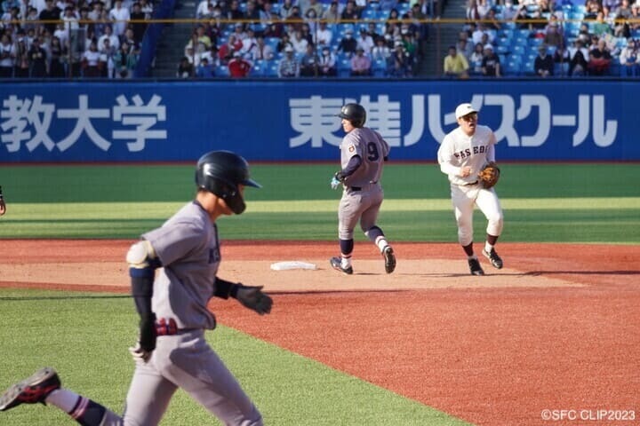 塁へ走る慶應の選手